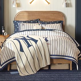 <em>MLB</em>™<em>New York Yankees</em>™ Fuzzy Throw