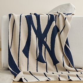 <em>MLB</em>™<em>New York Yankees</em>™ Fuzzy Throw