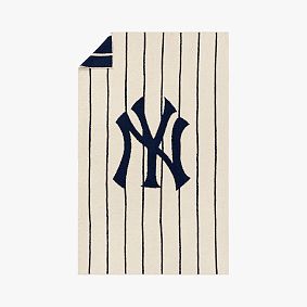 <em>MLB</em>™<em>New York Yankees</em>™ Fuzzy Throw
