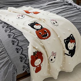 Hello Kitty<sup>&reg;</sup> and Friends Halloween Heirloom Throw