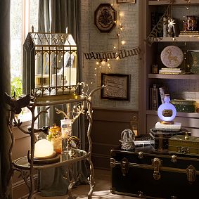 Harry Potter<sup>&trade;</sup> Hogwarts<sup>&trade;</sup> Castle Jewelry Display
