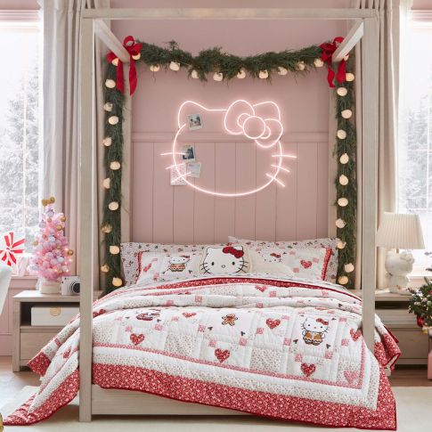 Hello Kitty<sup>®</sup>  Sweet Treats Bedroom