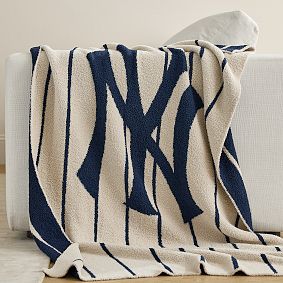 <em>MLB</em><sup>&trade;</sup><em>New York Yankees</em><sup>&trade;</sup> Fuzzy Throw