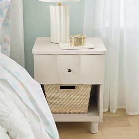 Fluted Nightstand (17.5")