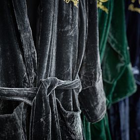 Harry Potter<sup>&trade;</sup> Gryffindor<sup>&trade;</sup> Velvet Robe